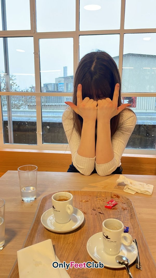 Feet collection of Lea